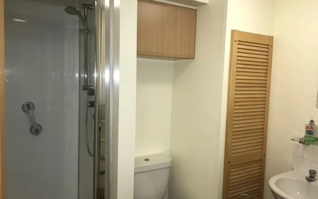 2 Varis Apartments
