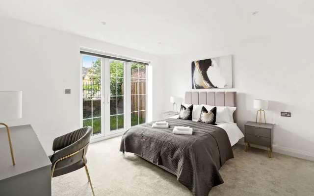 Luxurious 1 Bed Apartment - Free Wifi and Parking