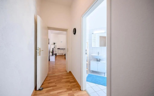 Helle Wohnung mit Balkon in grünen Innenhof - W-LAN, 4 Schlafplätze