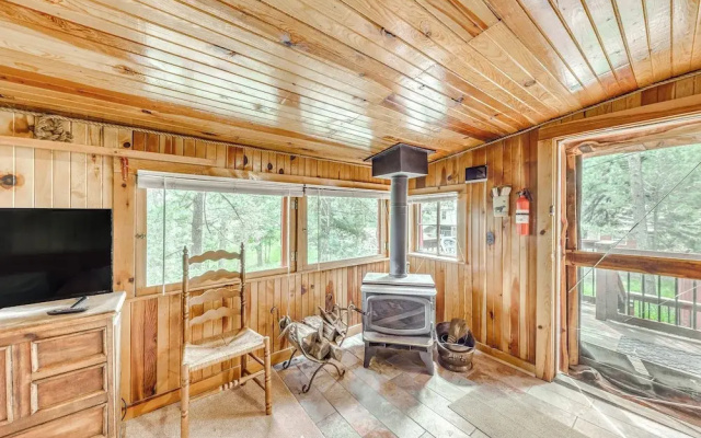 Cozy Cabin Near Grindstone Lake & Downtown!