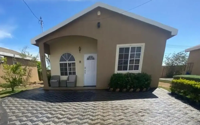 2-bed, Sleeps 4, Private Garden, Parking