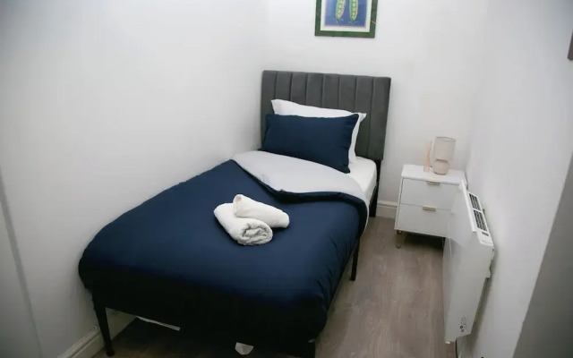 2 Bed Flat - Sleeps 3 - Wifi - Parking