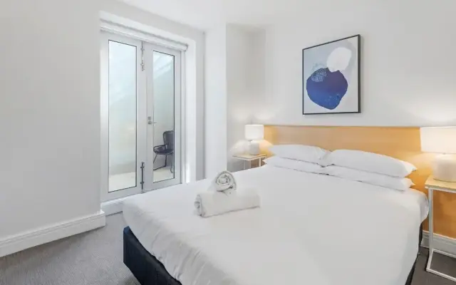 Chic 1-bed Apartment Steps From Shopping Street