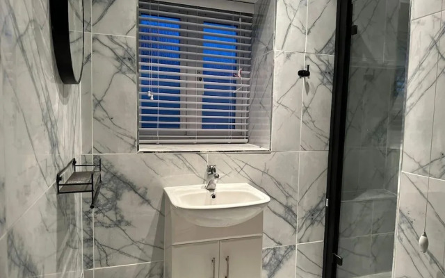 House - Sleeps 5 - Garden - Parking