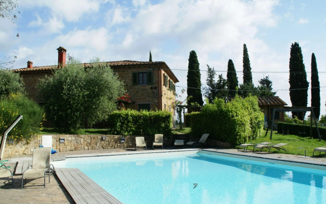 Spacious apartment furnished in Italian style in the hills