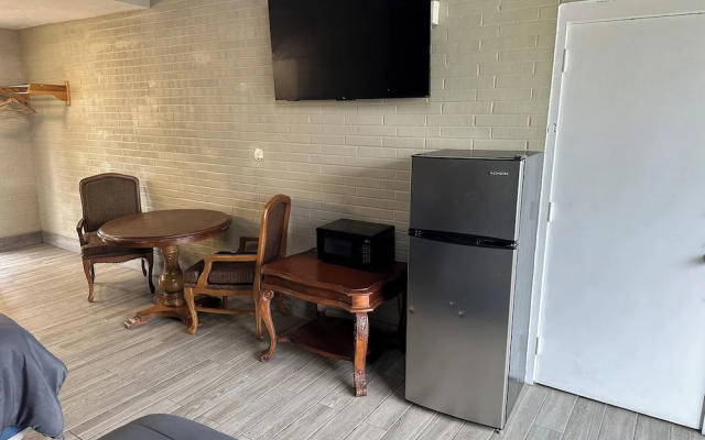 Amerihill Inn & Suites Greensboro