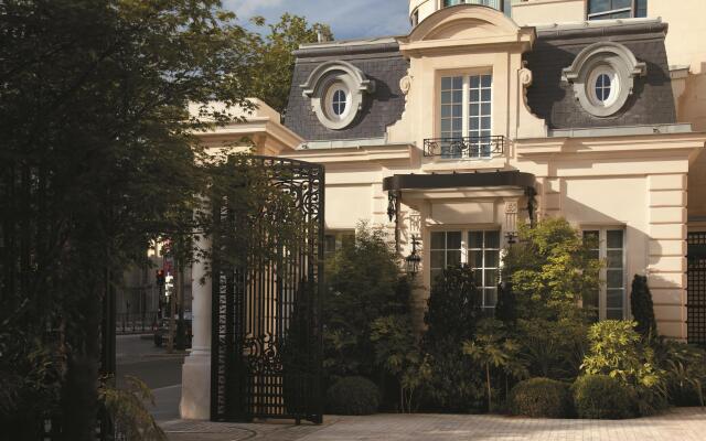 Shangri-La Hotel Paris вид на фасад