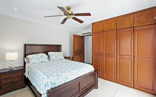Stylish Flamingo Condo with Ocean Views, Renovated Kitchen & Walkable Beach Access