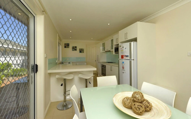 Reef Close, 1/2