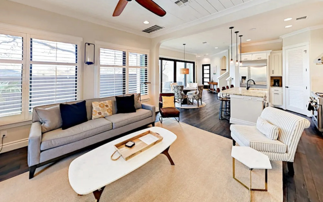 Skyline View Austin House by RedAwning