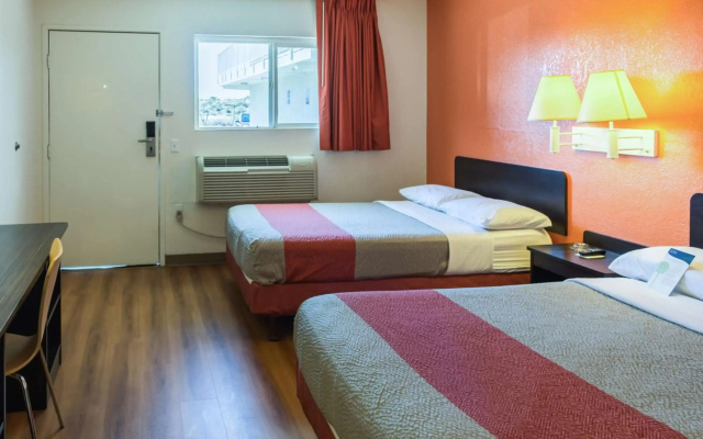 Motel 6 Bakersfield, CA - East