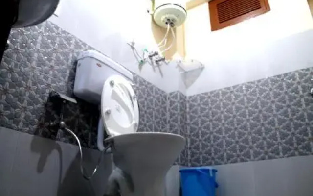 Bro's Backpacker's Fraternity House