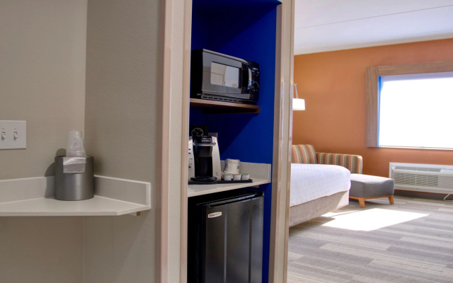 Holiday Inn Express Hotel & Suites BYRAM by IHG