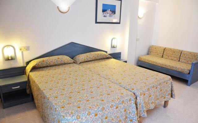 Отель Apartamentos Central City вид на фасад