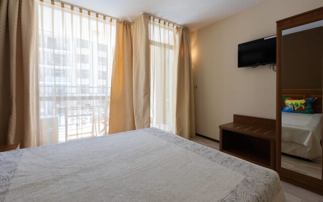 Апартаменты Two Bedroom Apartment with Kitchen & Balcony комната для гостей