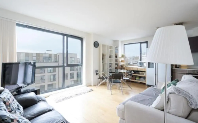 Modern 4 Bedroom Canal-side North London Flat
