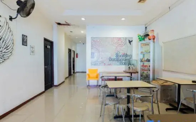 RedDoorz @ Sparkling Hotel near Stasiun Gubeng Surabaya