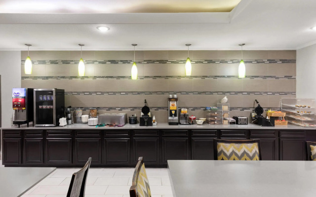 La Quinta Inn & Suites by Wyndham Kyle - Austin South
