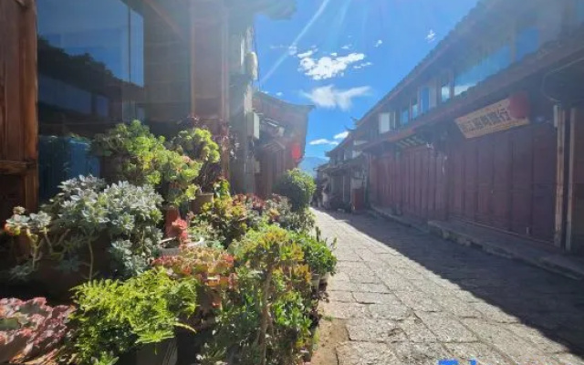 Ruochen Xuyu (Morning's Preface) Lion Hill Naxi Courtyard