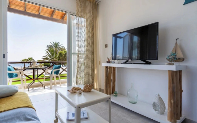 Seawaves 1- BR Apt. by Meneou Beach