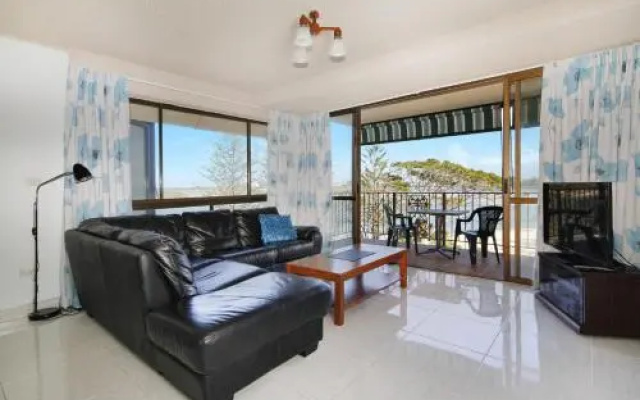 Lowanna Unit 14, 24 Bulcock Beach Esplanade, Bulcock Beach