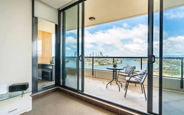 Impressive Views, Sub Penthouse, 2BR Apt