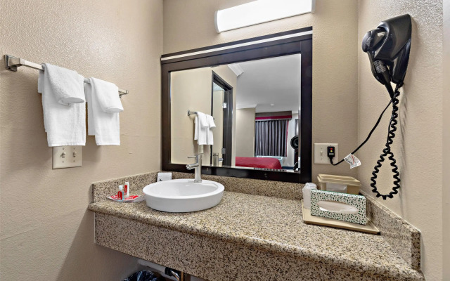 Econo Lodge Inn & Suites Escondido Downtown