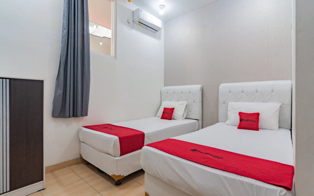 RedDoorz near Prujakan Station Cirebon