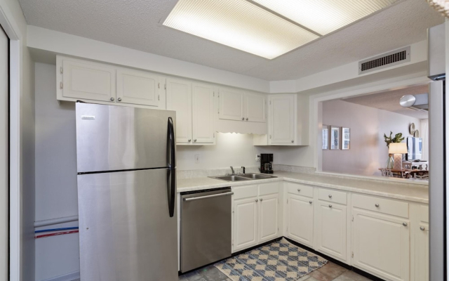 Shoreline Towers 1045 2 Bedroom Condo