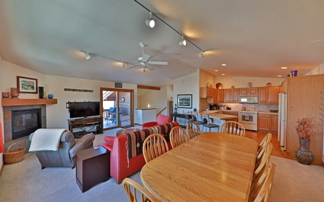 Wapiti Drive Townhome by RedAwning