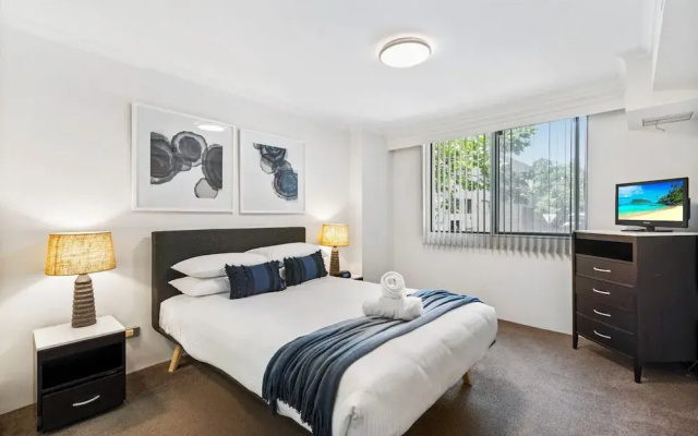 Poolside 2-bed Haven, Walk to City Centre