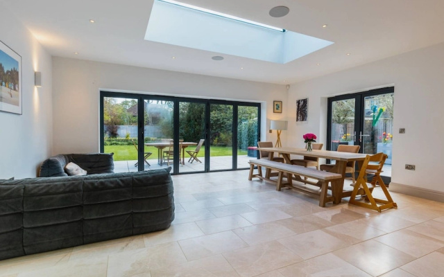 Large 6BR House Near Goodwood Garden Parking