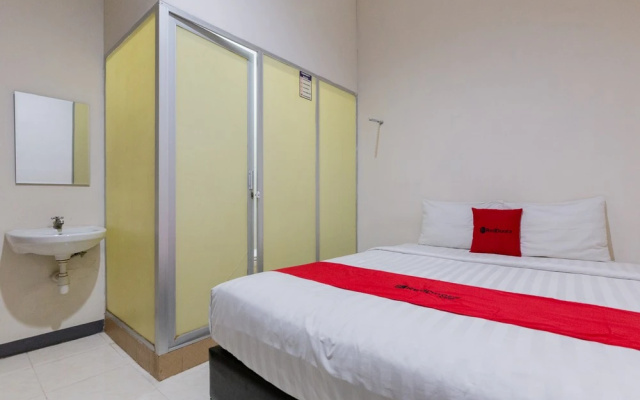 RedDoorz near Taman Flora