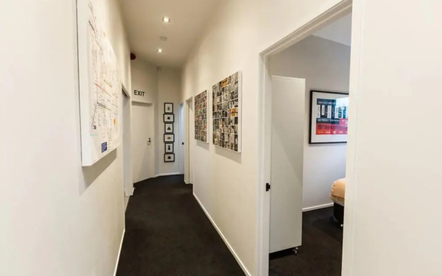 Designer 4 Bedroom Converted Loft Minutes to Skycity