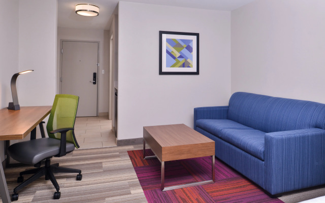 Holiday Inn Express & Suites Elgin By IHG
