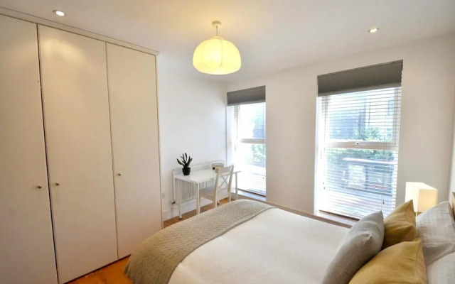 Apartment With 2 Bedrooms in Greater London, With Wifi