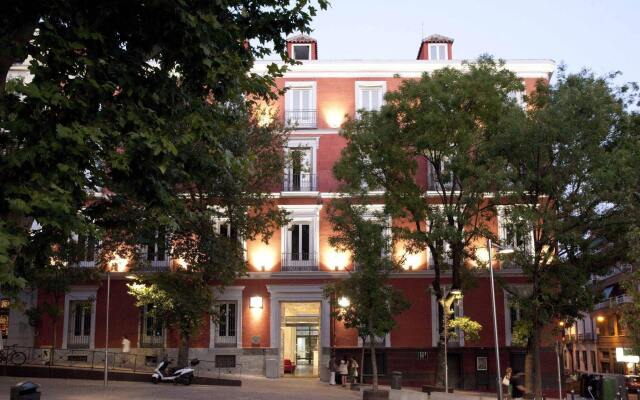 Отель Petit Palace Santa Bárbara вид на фасад