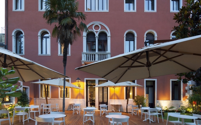 Отель NH Collection Venezia Palazzo Barocci вид на фасад