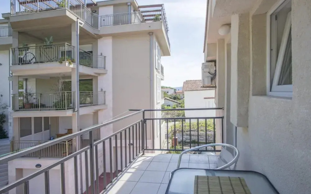 Chic Studio Flat With Balcony Near Beach in Tivat