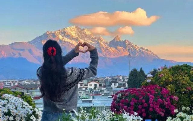 Date jade dragon snow mountain view guest house