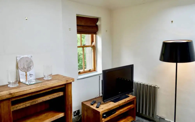 2 Bedroom Edinburgh Flat on Quiet Cobbled Street