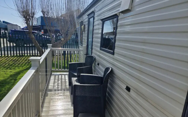 3-bed Caravan - Sleeps 8 - Pool Onsite - Petsok