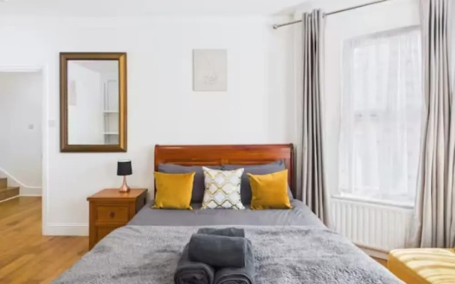 4BR London Home Piccadilly Line Sleeps 9