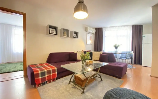 Central Flat with Balcony and Terrace in Sisli