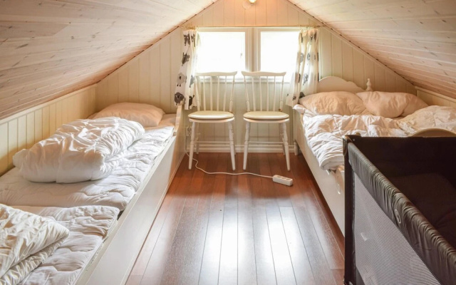 Nice Home in Bekkjarvik With 4 Bedrooms and Wifi