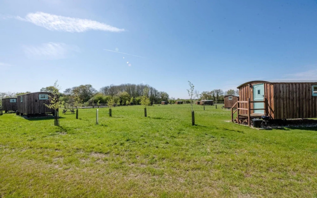 Honeysuckle Farm Hut 5 - Suffolk Farm Holidays