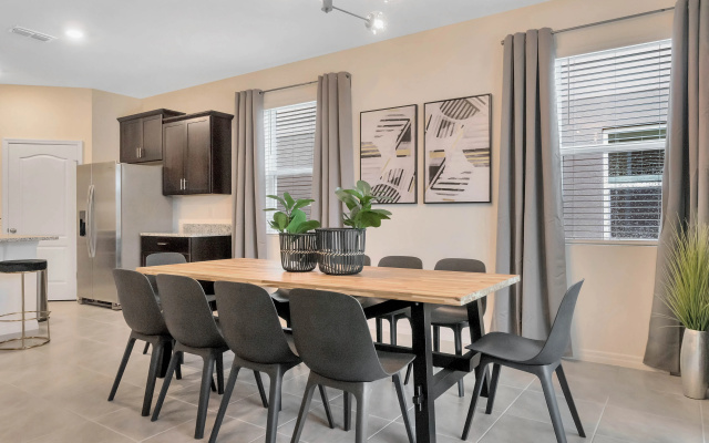 7 Bedrooms- 5,5 Bathrooms Solterra 7599 Ol