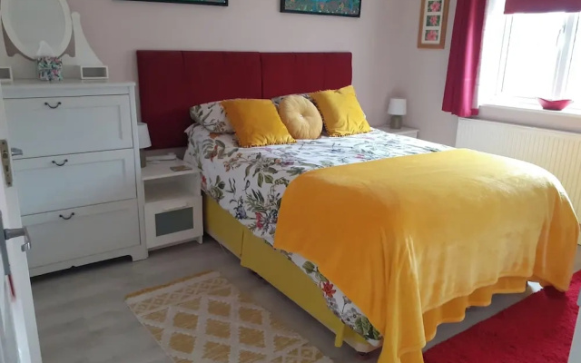 1-bed Seaside Retreat - Sleeps 2, Parking & Garden