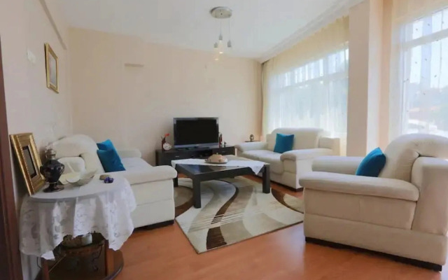 Flat With Two Living Rooms and Balcony in Uskudar