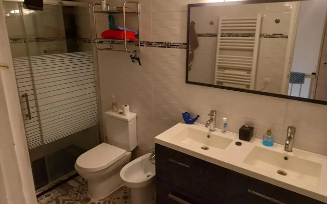 House with free parking, barbeque air conditioning